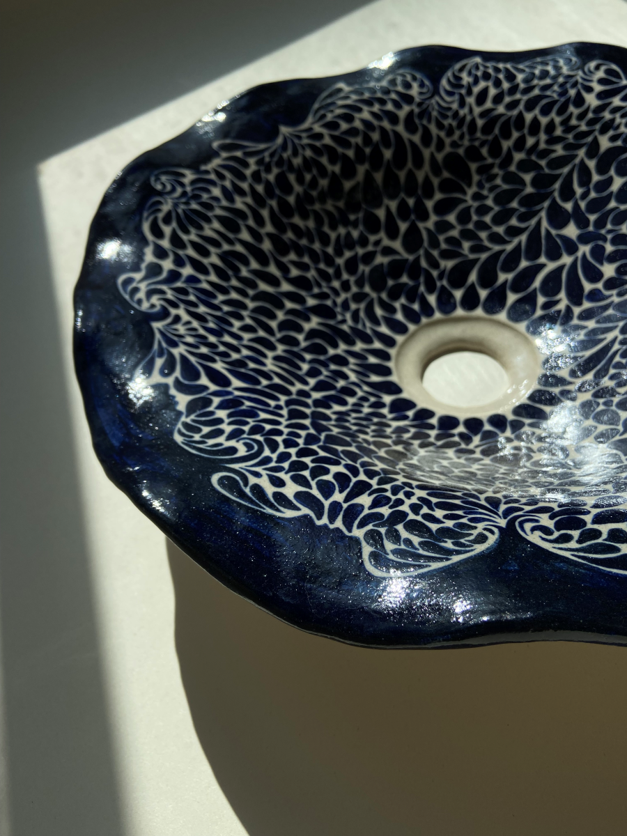 La vasque à poser Acqua en grès chamotté couleur crème par l'artiste Thalia Dalecky est peinte minutieusement à la main en bleu nuit. Cette pièce incarne une élégance raffinée en associant la profondeur du bleu à des accents de crème.