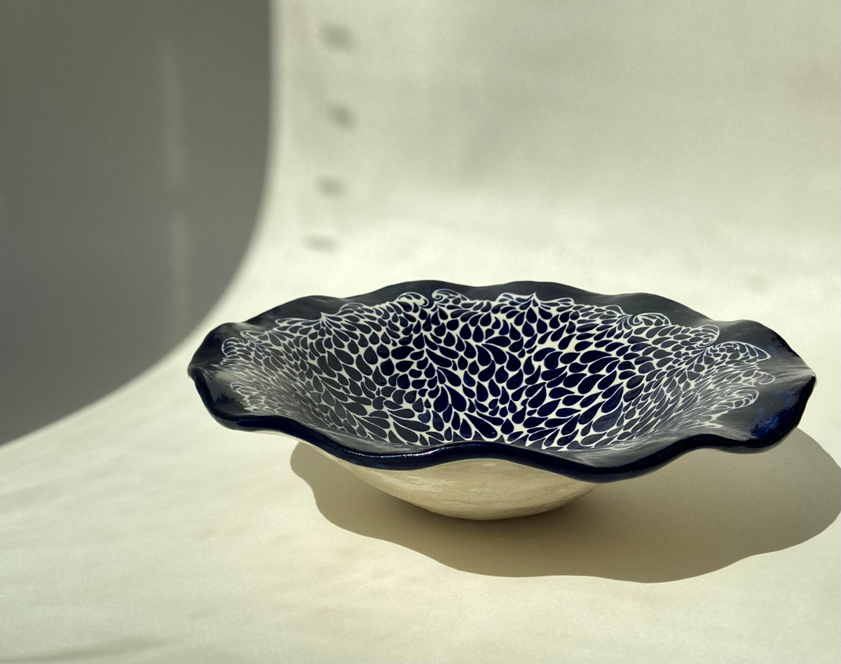 Basin Acqua by Thalia Dalecky, in white stoneware hand-painted in midnight blue. The artist's aquatic motifs evoke water droplets in a silent dance across the glazed ceramic surface.