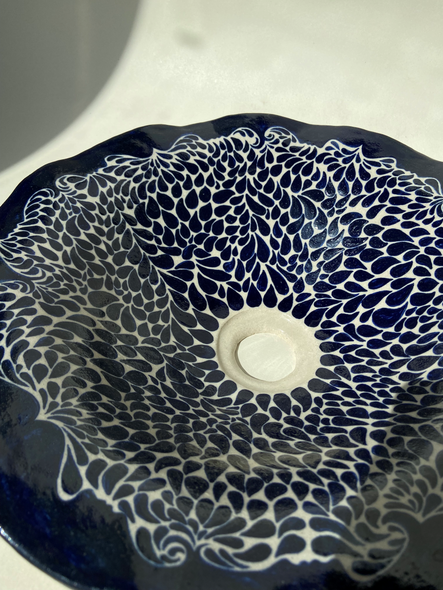 Basin Acqua by Thalia Dalecky, in white stoneware hand-painted in midnight blue. The artist's aquatic motifs evoke water droplets in a silent dance across the glazed ceramic surface.