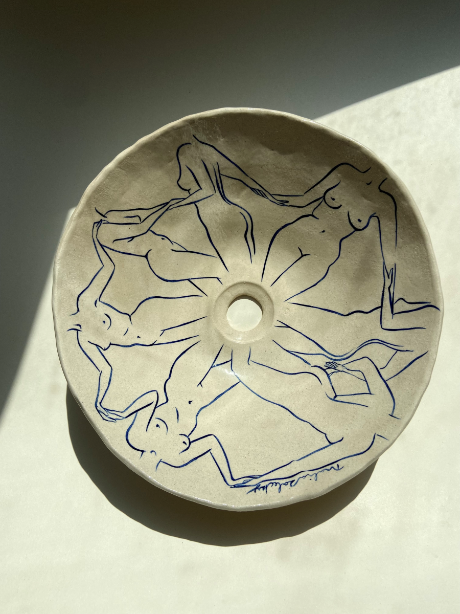 L'artiste Thalia Dalecky propose une vasque à poser "Danseuses" représentant des nus féminins dessinés à la main de couleur bleu nuit. Cette œuvre elle honore toutes les femmes qui l’entourent de près ou de loin : celles qui ont quelque chose à dire, celles qui se battent, qui se sont battues et celles qui sont en paix. Avec un diamètre entre 38 et 42 centimètres et une hauteur de 15 centimètres, cette vasque est travaillée avec du grès blanc, un émail transparent brillant et une peinture bleu océan.