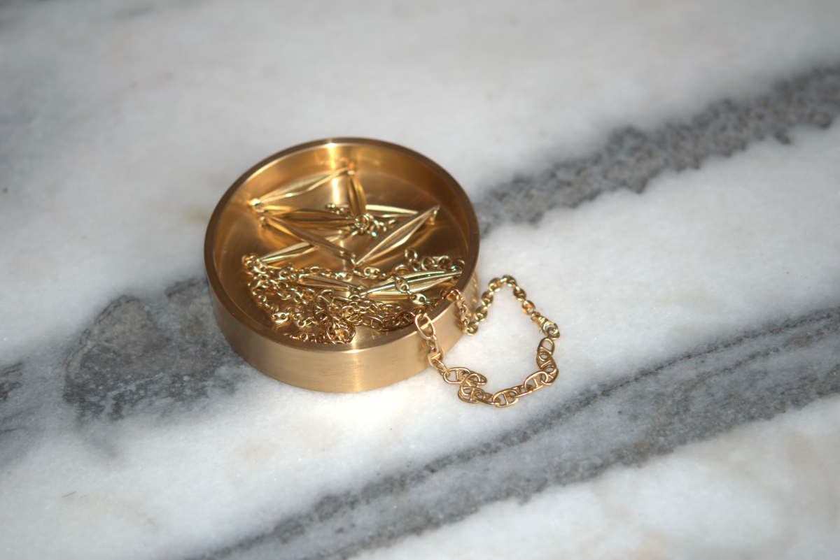 Intemporel et indispensable, le petit cendrier se mue tantôt en vide-poches, tantôt en bougeoir. Le travail précis des proportions et de la couleur va dans le sens de l'équilibre : un objet&nbsp; simple, une harmonie paisible et immédiate.