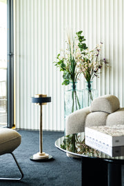 Réminiscence du 20 ème siècle élégant, la gamme de cendriers est inspirée de deux objets que Marine Breynaert voyait dans le salon de ses grands-parents : le cendrier sur pied et le petit cendrier de table. La créatrice les revisite avec un œil contemporain. Elle convoque l'atmosphère des brasseries parisiennes et des fumoirs, des mondanités chaleureuses resserrées, invitant à la conversation. Les cendriers rythment l'espace : points virgule pour le regard, ils ne s'adressent plus seulement aux fumeurs.