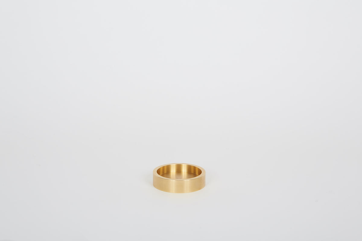 Intemporel et indispensable, le petit cendrier se mue tantôt en vide-poches, tantôt en bougeoir. Le travail précis des proportions et de la couleur va dans le sens de l'équilibre : un objet&nbsp; simple, une harmonie paisible et immédiate.