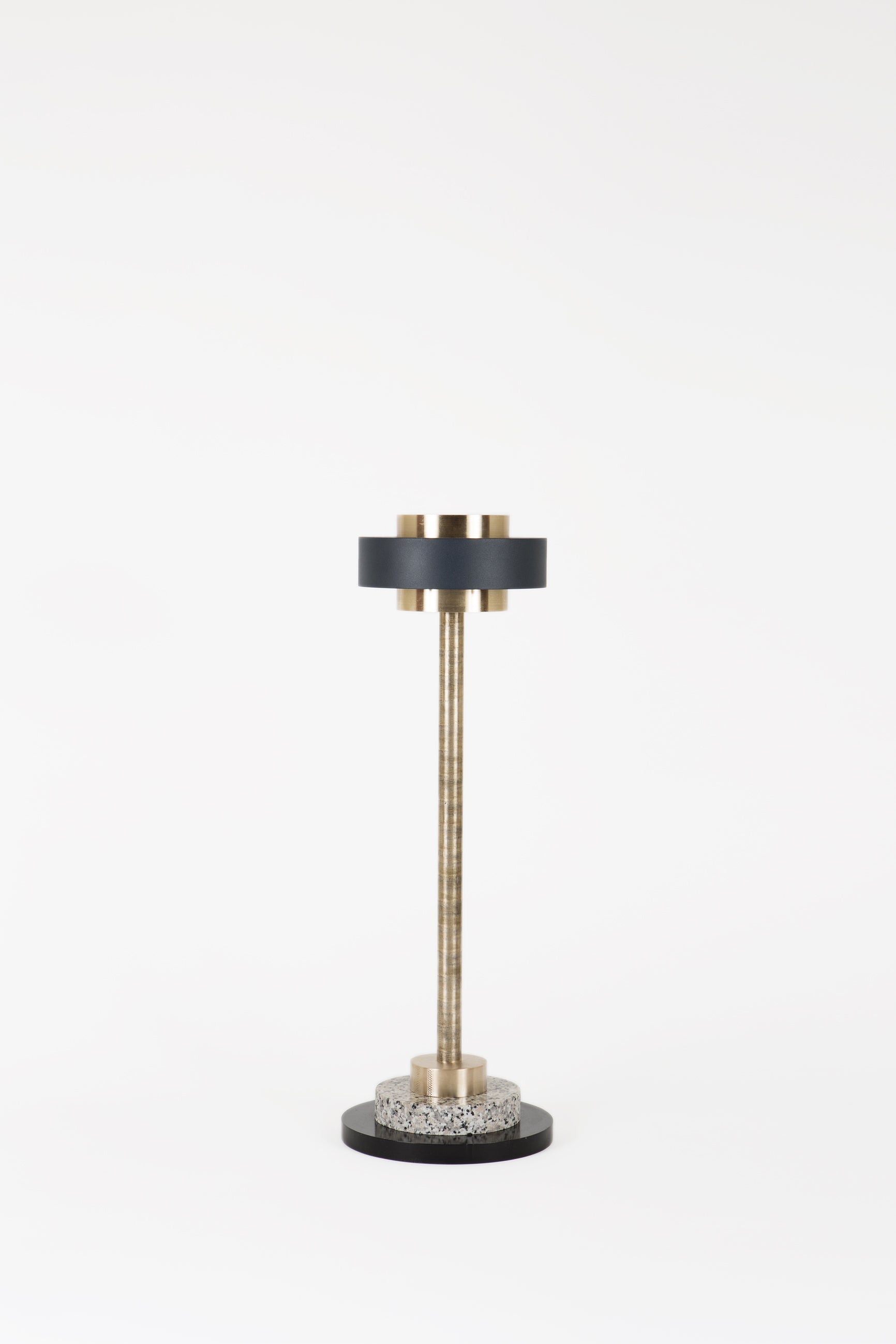 Réminiscence du 20 ème siècle élégant, la gamme de cendriers est inspirée de deux objets que Marine Breynaert voyait dans le salon de ses grands-parents : le cendrier sur pied et le petit cendrier de table. La créatrice les revisite avec un œil contemporain. Elle convoque l'atmosphère des brasseries parisiennes et des fumoirs, des mondanités chaleureuses resserrées, invitant à la conversation. Les cendriers rythment l'espace : points virgule pour le regard, ils ne s'adressent plus seulement aux fumeur.