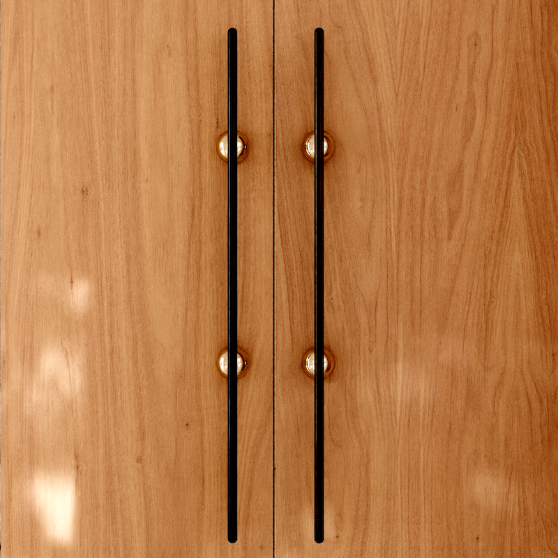 La poignée de meuble 16/32 appartient à la ModernCollection de chez PAP DECO.  Elle est une proposition pour les amateurs de design avec sa forme allongée en laiton, décorée de petites boules. Grâce à sa longueur, elle s'harmonisera avec les portes d'armoires, les réfrigérateurs ou les façades de tiroirs de commodes ou d'armoires. Disponible en quatre tailles.