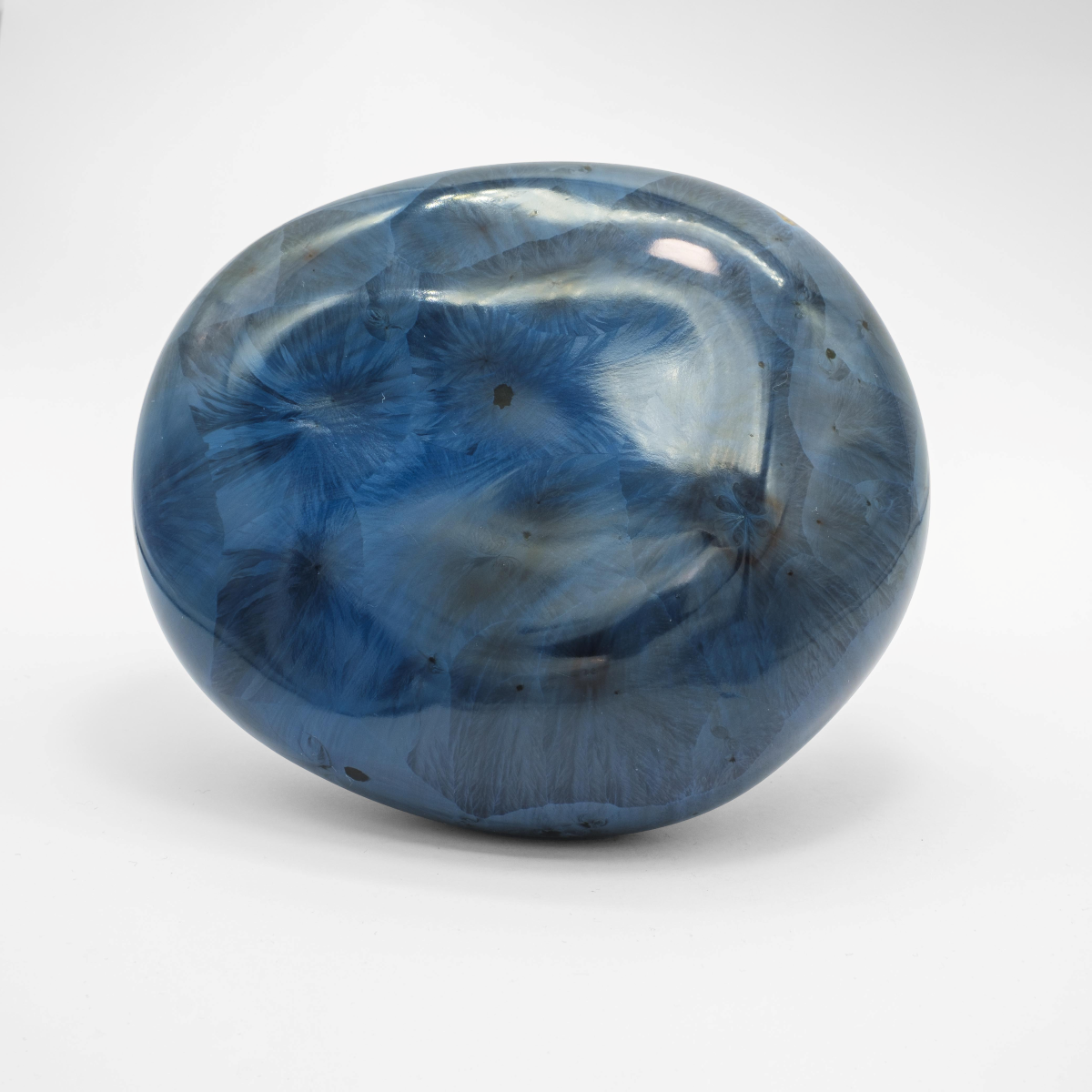 La patère Agate tire son nom de la pierre précieuse éponyme. Les Grecs et les Égyptiens l'utilisaient déjà dans la confection d'objets sacrés. Chaque patère possède sa propre personnalité, accentuée par les émaux cristallisés ou colorés qui s'harmonisent avec sa forme douce et organique, reflétant la diversité des teintes présentes dans les pierres d'Agate.

Son design intemporel et organique évoque la beauté et la simplicité des galets, tandis que sa délicate base est ornée d'une bague en laiton brossé