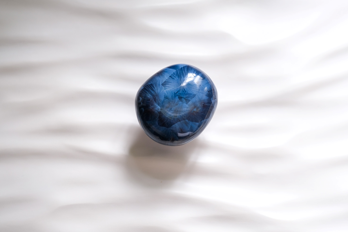 La patère Agate tire son nom de la pierre précieuse éponyme. Les Grecs et les Égyptiens l'utilisaient déjà dans la confection d'objets sacrés. Chaque patère possède sa propre personnalité, accentuée par les émaux cristallisés ou colorés qui s'harmonisent avec sa forme douce et organique, reflétant la diversité des teintes présentes dans les pierres d'Agate.

Son design intemporel et organique évoque la beauté et la simplicité des galets, tandis que sa délicate base est ornée d'une bague en laiton brossé