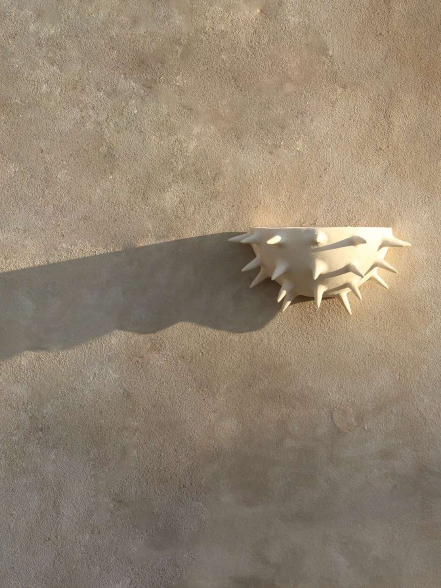 Cette applique Jupiter constituée de grès chamotte présente une texture avec des grains de sable. Chaque pièce est unique, numérotée, signée et modelée manuellement dans un grès chamotte, une argile cuite plusieurs fois entre 900 et 1400 degrés. Au cours de ce processus, l'objet devient aussi solide que la pierre. C'est par l'assemblage, le modelage, la sculpture et les différentes cuissons que l'objet se révèle.

Grâce à la céramique, Alan Louis capture l'essence particulière de l'élégance brute.