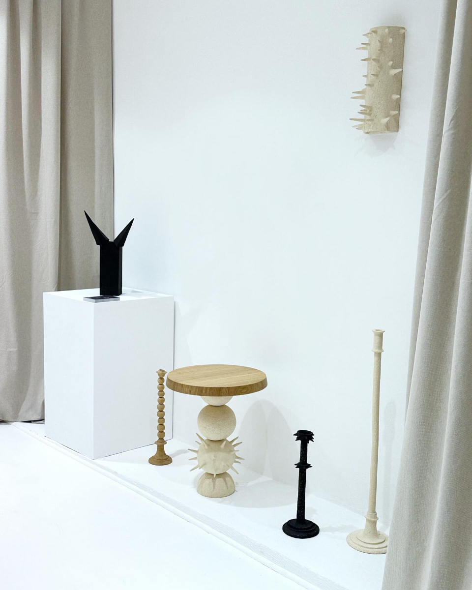 Cette applique Ostentus constituée de grès chamotte présente une texture avec des grains de sable.&nbsp;Chaque pièce est unique, numérotée, signée et modelée manuellement dans un grès chamotte, une argile cuite plusieurs fois entre 900 et 1400 degrés.

Grâce à la céramique, Alan Louis capture l’essence particulière de l’élégance brute et naturelle.