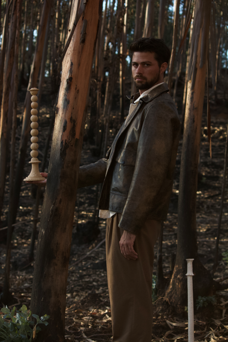 Ce bougeoir Rio constitué de grès chamotte présente une texture avec des grains de sable. Chaque pièce est unique, numérotée, signée et modelée manuellement dans un grès chamotte, une argile cuite plusieurs fois entre 900 et 1400 degrés.

Grâce à la céramique, Alan Louis capture l’essence particulière de l’élégance brute et naturelle.