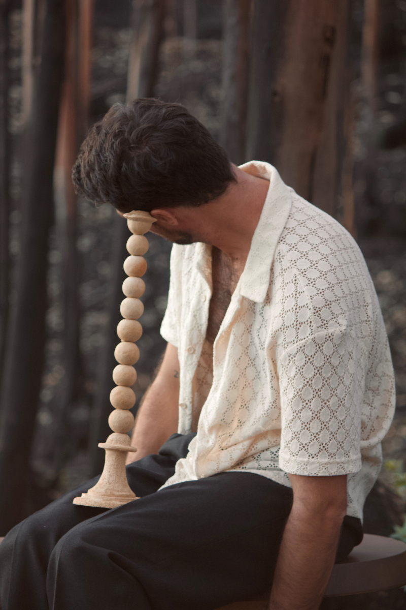 Ce bougeoir Rio constitué de grès chamotte présente une texture avec des grains de sable. Chaque pièce est unique, numérotée, signée et modelée manuellement dans un grès chamotte, une argile cuite plusieurs fois entre 900 et 1400 degrés.

Grâce à la céramique, Alan Louis capture l’essence particulière de l’élégance brute et naturelle.