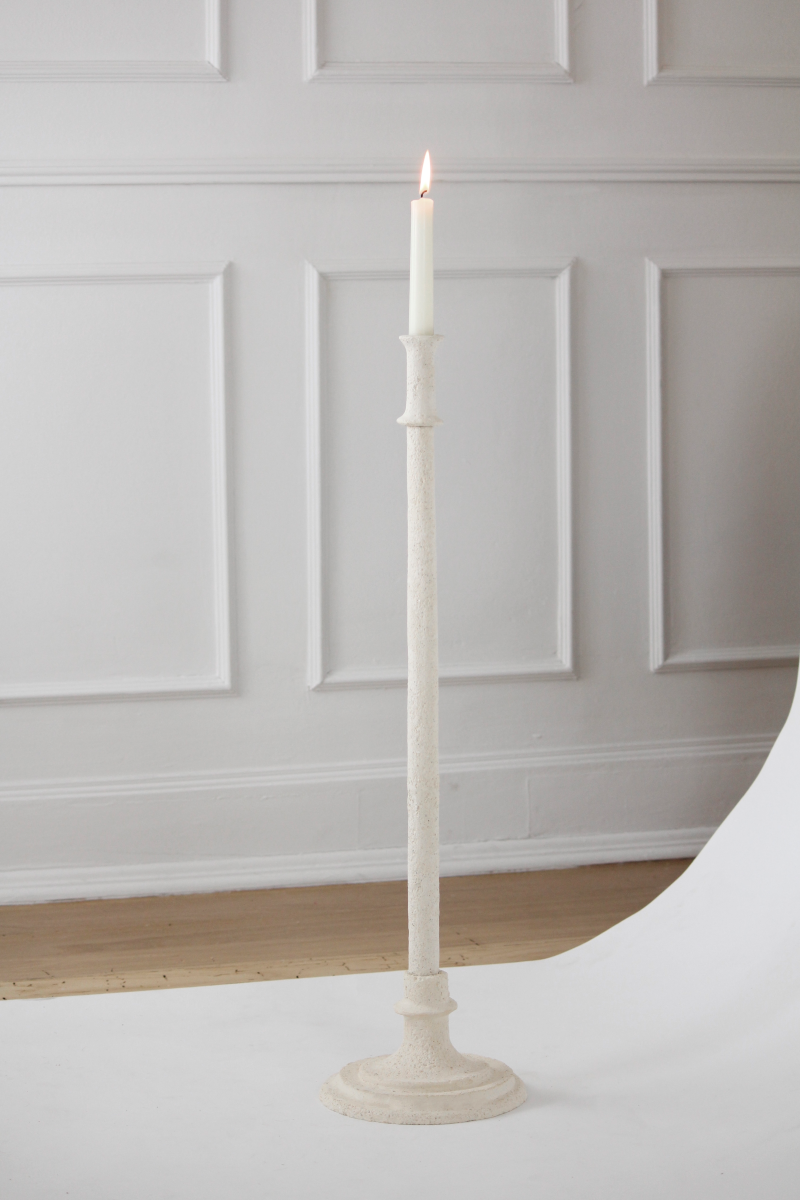 Ce bougeoir Torre constitué de grès chamotte présente une texture avec des grains de sable. Chaque pièce est unique, numérotée, signée et modelée manuellement dans un grès chamotte, une argile cuite plusieurs fois entre 900 et 1400 degrés.

Grâce à la céramique, Alan Louis capture l’essence particulière de l’élégance brute et naturelle.