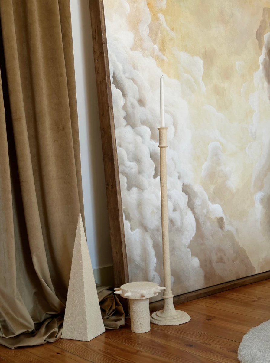 Ce bougeoir Torre constitué de grès chamotte présente une texture avec des grains de sable. Chaque pièce est unique, numérotée, signée et modelée manuellement dans un grès chamotte, une argile cuite plusieurs fois entre 900 et 1400 degrés.

Grâce à la céramique, Alan Louis capture l’essence particulière de l’élégance brute et naturelle.