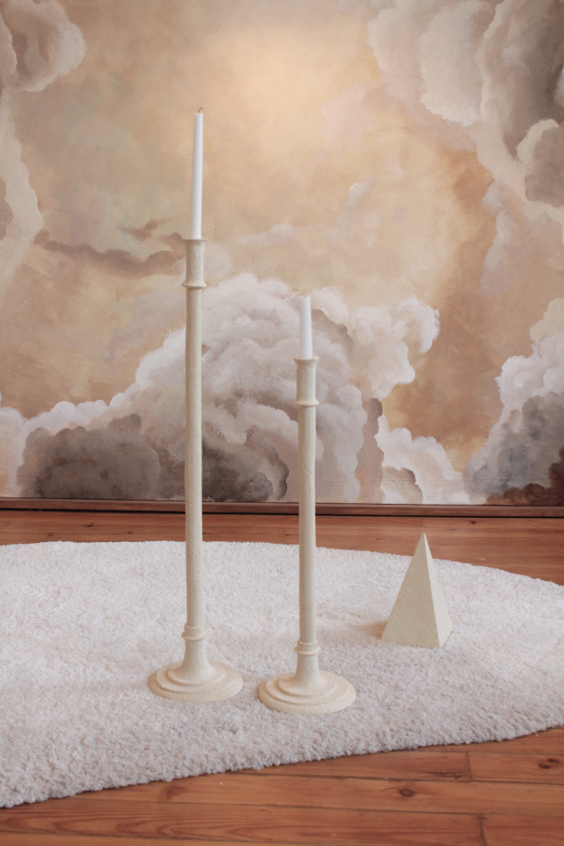 Ce bougeoir Torre constitué de grès chamotte présente une texture avec des grains de sable. Chaque pièce est unique, numérotée, signée et modelée manuellement dans un grès chamotte, une argile cuite plusieurs fois entre 900 et 1400 degrés.

Grâce à la céramique, Alan Louis capture l’essence particulière de l’élégance brute et naturelle.