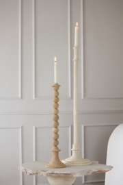 Ce bougeoir Rio constitué de grès chamotte présente une texture avec des grains de sable. Chaque pièce est unique, numérotée, signée et modelée manuellement dans un grès chamotte, une argile cuite plusieurs fois entre 900 et 1400 degrés.

Grâce à la céramique, Alan Louis capture l’essence particulière de l’élégance brute et naturelle.