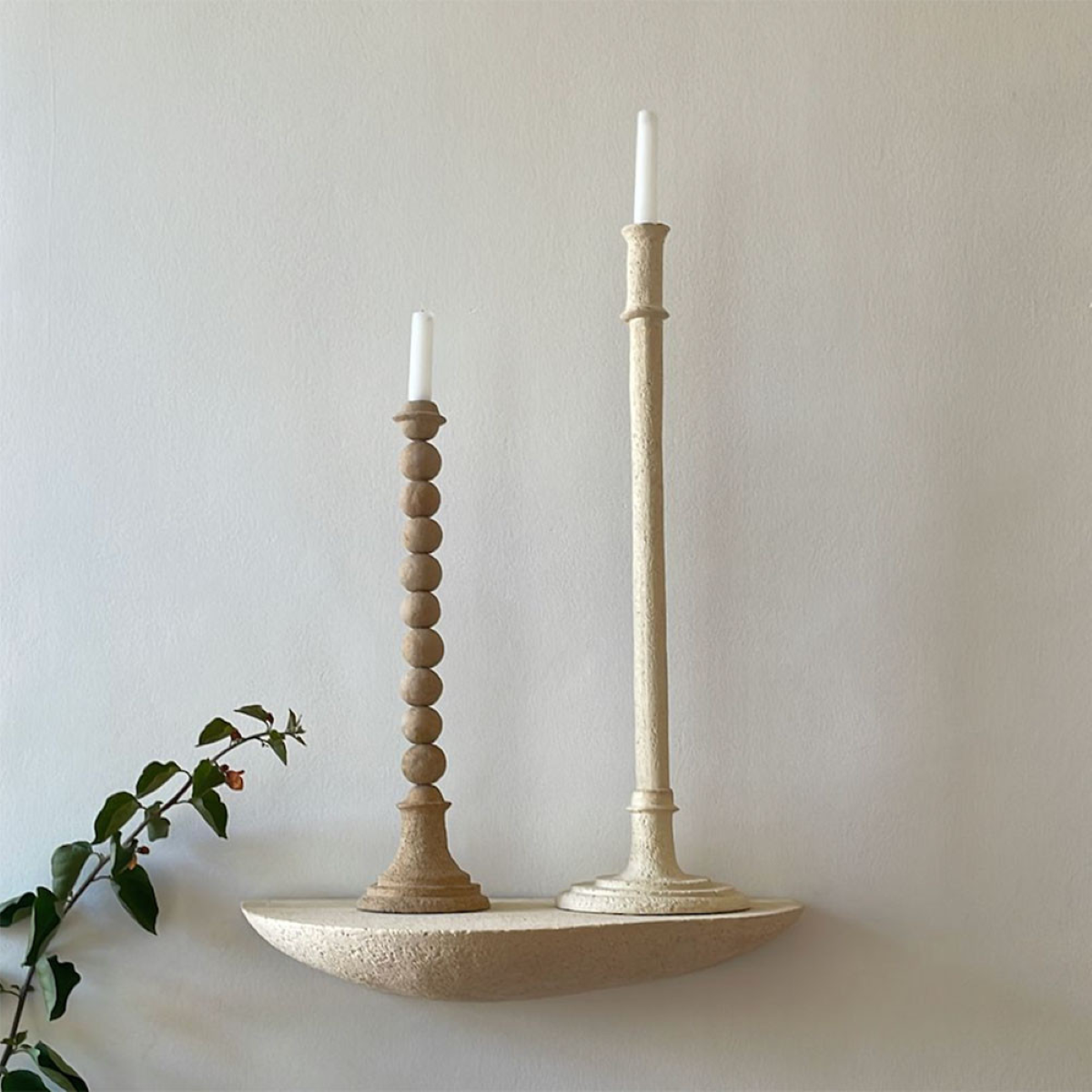 Ce bougeoir Rio constitué de grès chamotte présente une texture avec des grains de sable. Chaque pièce est unique, numérotée, signée et modelée manuellement dans un grès chamotte, une argile cuite plusieurs fois entre 900 et 1400 degrés.

Grâce à la céramique, Alan Louis capture l’essence particulière de l’élégance brute et naturelle.