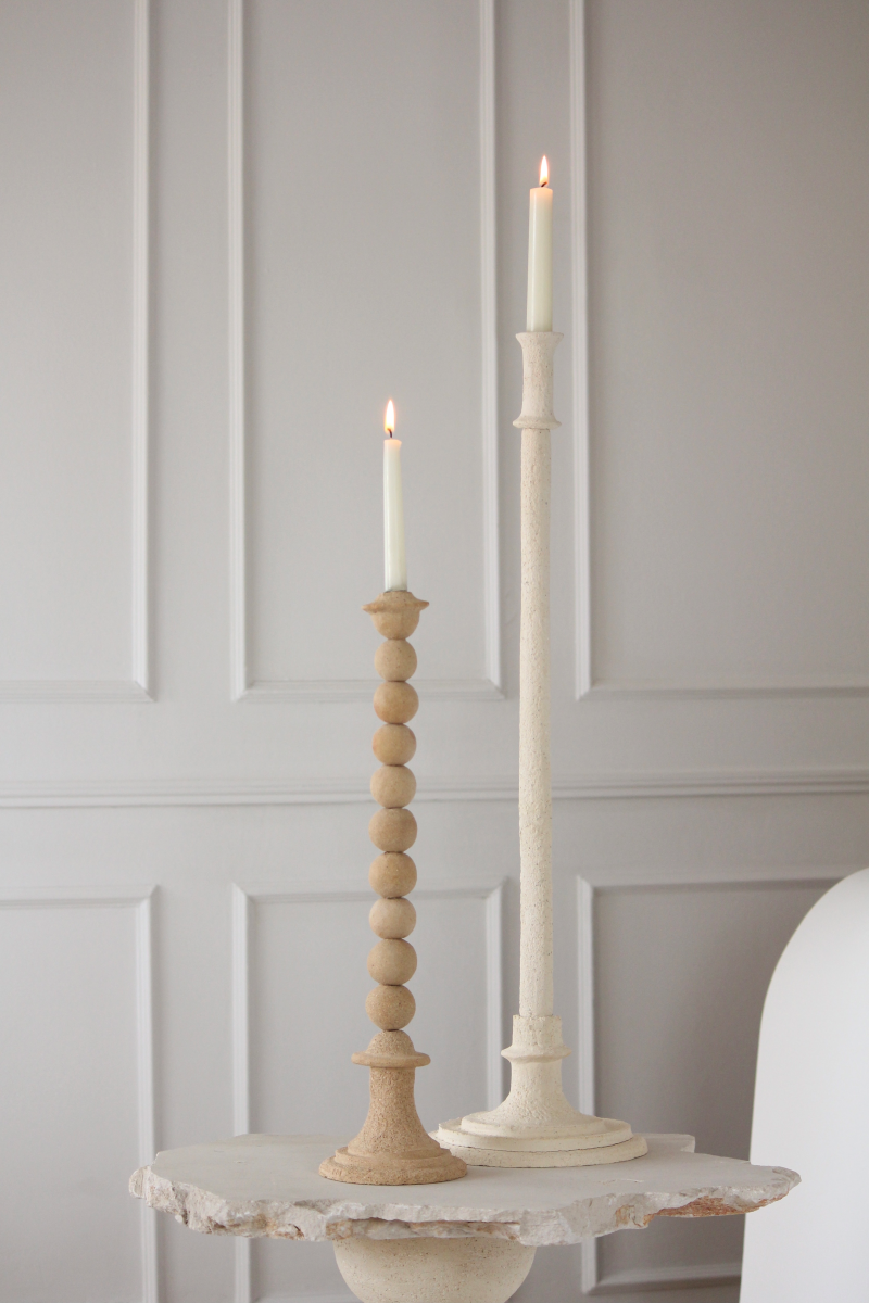 Ce bougeoir Torre constitué de grès chamotte présente une texture avec des grains de sable. Chaque pièce est unique, numérotée, signée et modelée manuellement dans un grès chamotte, une argile cuite plusieurs fois entre 900 et 1400 degrés.

Grâce à la céramique, Alan Louis capture l’essence particulière de l’élégance brute et naturelle.