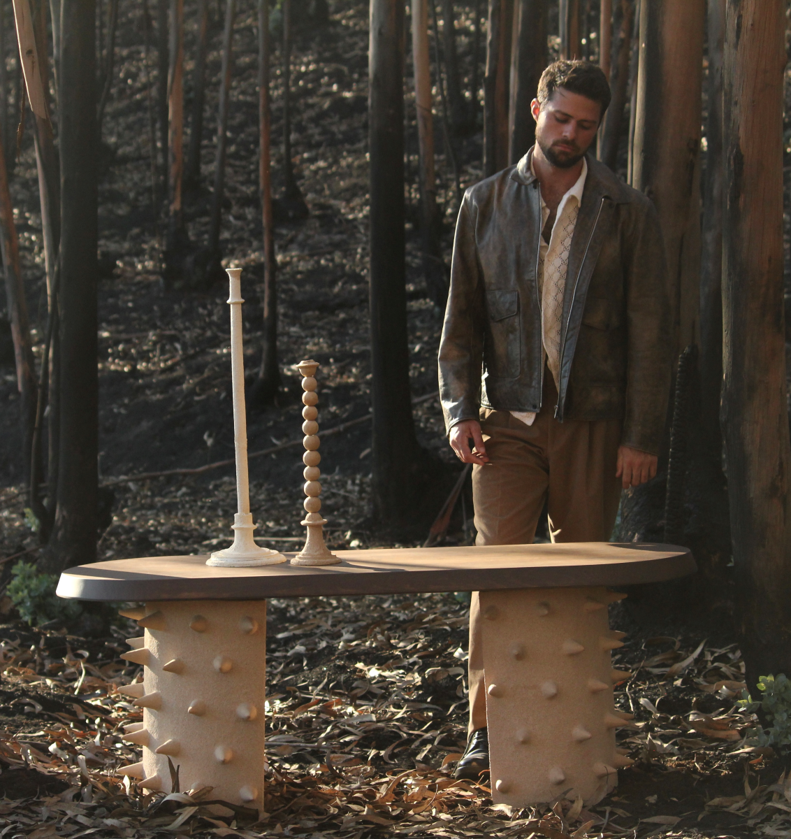Ce bougeoir Torre constitué de grès chamotte présente une texture avec des grains de sable. Chaque pièce est unique, numérotée, signée et modelée manuellement dans un grès chamotte, une argile cuite plusieurs fois entre 900 et 1400 degrés.

Grâce à la céramique, Alan Louis capture l’essence particulière de l’élégance brute et naturelle.