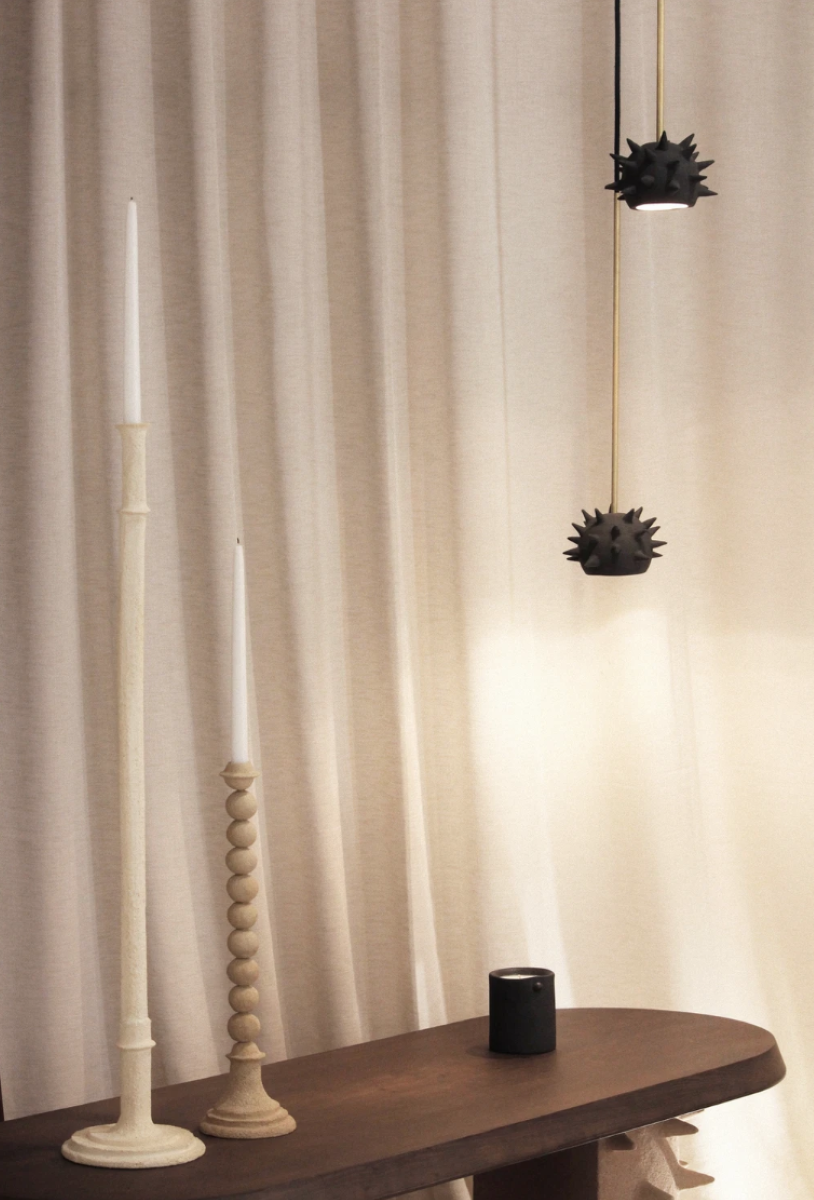 Ce bougeoir Torre constitué de grès chamotte présente une texture avec des grains de sable. Chaque pièce est unique, numérotée, signée et modelée manuellement dans un grès chamotte, une argile cuite plusieurs fois entre 900 et 1400 degrés.

Grâce à la céramique, Alan Louis capture l’essence particulière de l’élégance brute et naturelle.