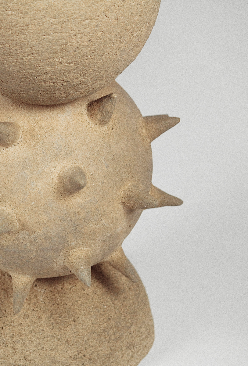 Ce bout de canapé Jupiter constitué de grès chamotte présente une texture avec des grains de sable. Réalisé par notre créateur Alan Louis, chaque banc est unique, numéroté, signé et modelé manuellement dans un grès chamotté, une argile cuite plusieurs fois entre 900 et 1400 degrés.

Grâce à la céramique, Alan Louis capture l’essence particulière de l’élégance brute et naturelle.