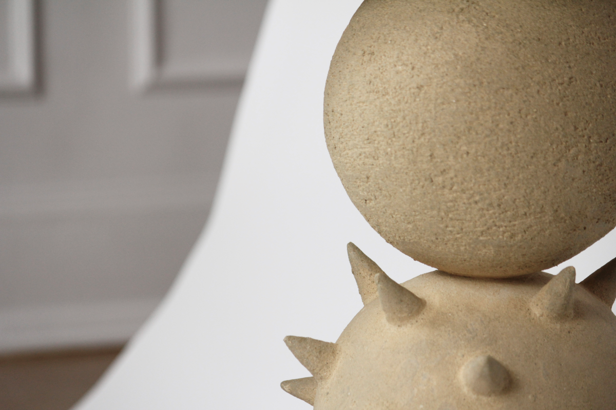 Ce bout de canapé Jupiter constitué de grès chamotte présente une texture avec des grains de sable. Réalisé par notre créateur Alan Louis, chaque banc est unique, numéroté, signé et modelé manuellement dans un grès chamotté, une argile cuite plusieurs fois entre 900 et 1400 degrés.

Grâce à la céramique, Alan Louis capture l’essence particulière de l’élégance brute et naturelle.