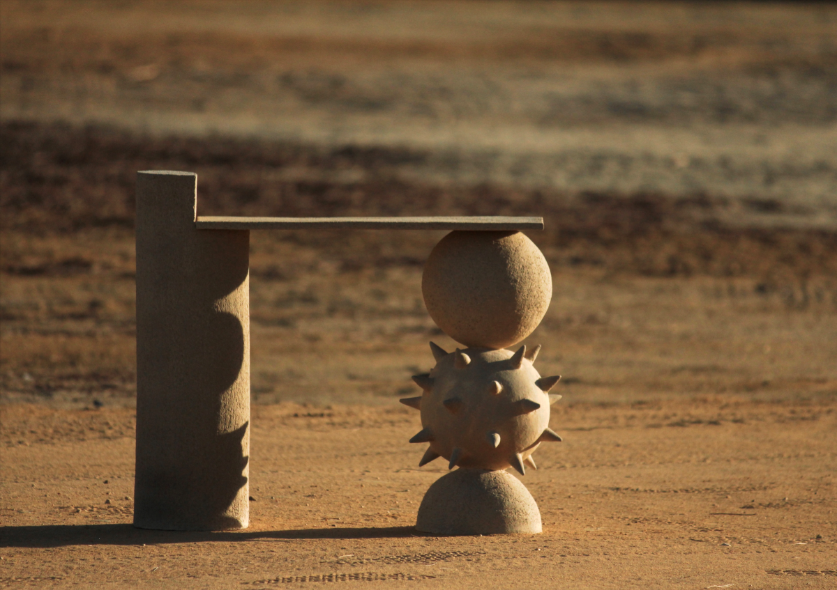 Ce bout de canapé Jupiter constitué de grès chamotte présente une texture avec des grains de sable. Réalisé par notre créateur Alan Louis, chaque banc est unique, numéroté, signé et modelé manuellement dans un grès chamotté, une argile cuite plusieurs fois entre 900 et 1400 degrés.

Grâce à la céramique, Alan Louis capture l’essence particulière de l’élégance brute et naturelle.