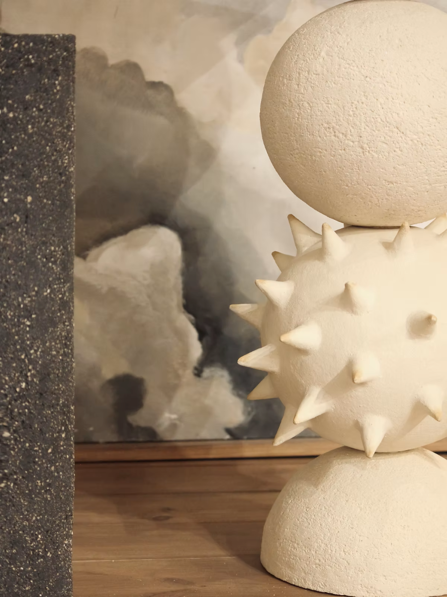 Jupiter est une console constituée de grès chamotté, fabriqué par notre créateur Alan Louis. Elle présente une texture avec des grains de sable. Chaque pièce est unique, numérotée, signée et modelée manuellement dans un grès chamotte, une argile cuite plusieurs fois entre 900 et 1400 degrés. Au cours de ce processus, l'objet devient aussi solide que la pierre. C'est par l'assemblage, le modelage, la sculpture et les différentes cuissons que l'objet se révèle.