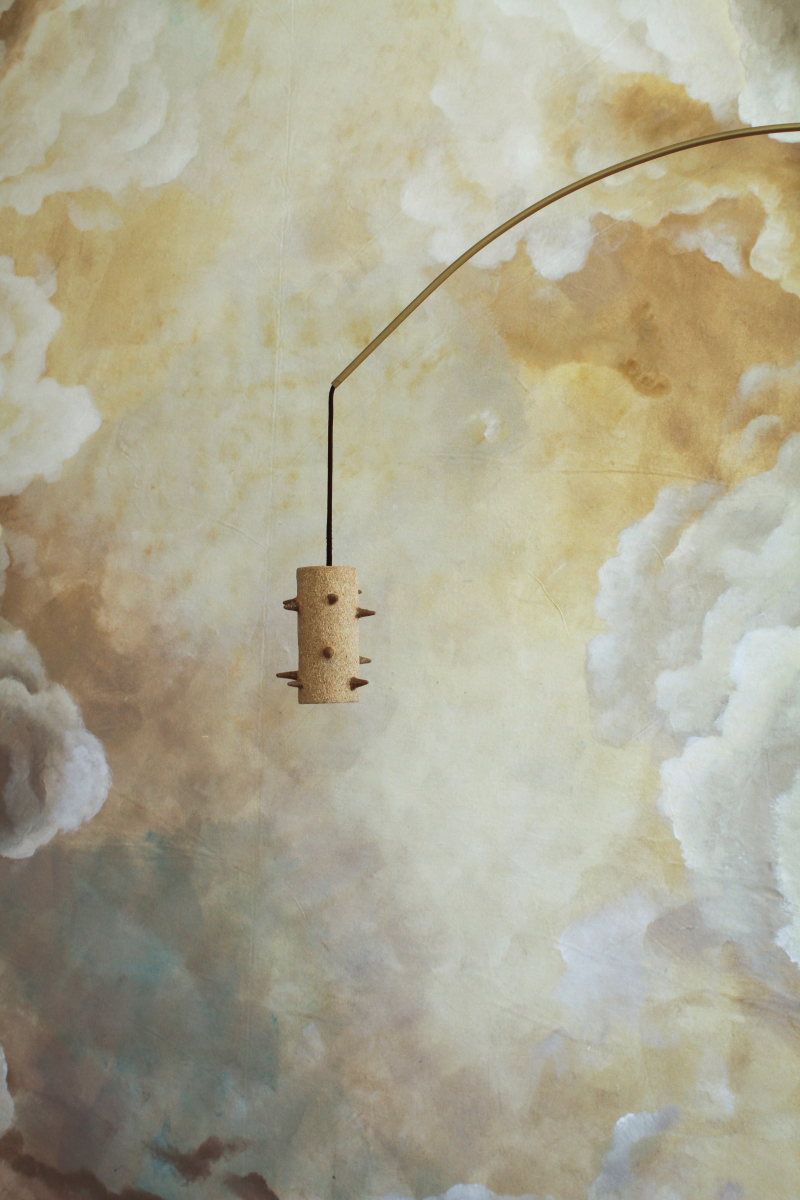 Ce lampadaire Ostentus constitué de grès chamotte présente une texture avec des grains de sable. Chaque pièce est unique, numérotée, signée et modelée manuellement dans un grès chamotte, une argile cuite plusieurs fois entre 900 et 1400 degrés.

Grâce à la céramique, Alan Louis capture l’essence particulière de l’élégance brute et naturelle.