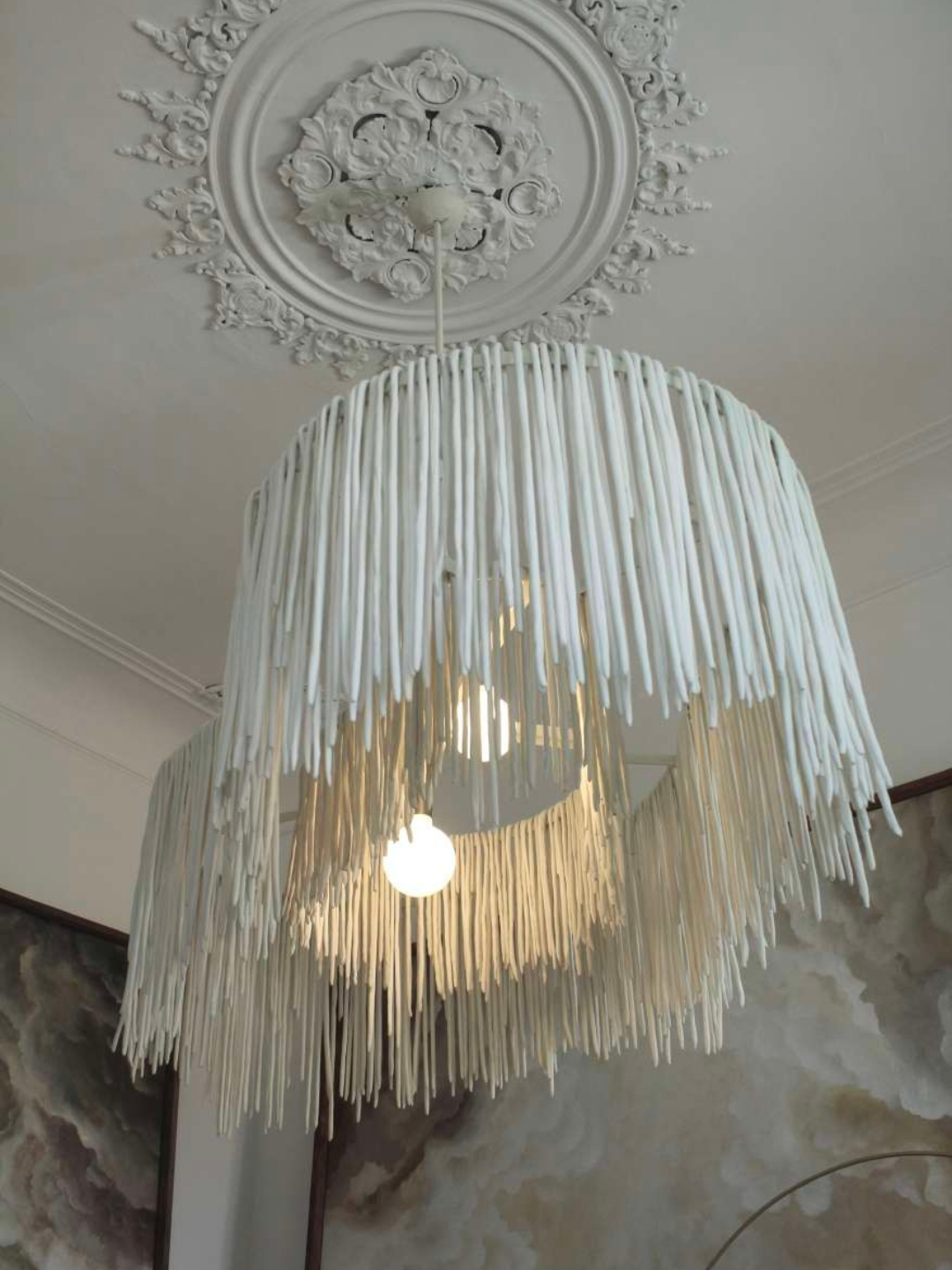 Ce lustre Libra est doté d'aiguilles en porcelaine blanche faites à la main et d'un cadre en acier peint. Chaque pièce est unique, numérotée, signée et modelée manuellement par le créateur Alan Louis.

Il rendra votre pièce originale et élégante grâce à sa touche artistique authentique.