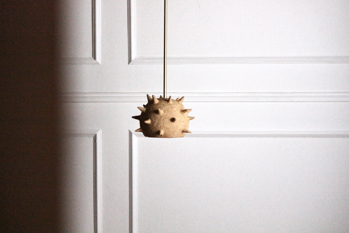 Cette suspension Jupiter constituée de grès chamotte présente une texture avec des grains de sable. La tige et le pavillon sont faits de laiton brossé. Chaque pièce est unique, numérotée, signée et modelée manuellement dans un grès chamotte, une argile cuite plusieurs fois entre 900 et 1400 degrés.

Grâce à la céramique, Alan Louis capture l’essence particulière de l’élégance brute et naturelle.