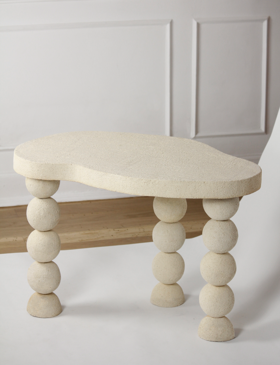 Cette table d'appoint Joia constituée de grès chamotte présente une texture avec des grains de sable.&nbsp;Chaque pièce est unique, numérotée, signée et modelée manuellement dans un grès chamotte, une argile cuite plusieurs fois entre 900 et 1400 degrés.

Grâce à la céramique, Alan Louis capture l’essence particulière de l’élégance brute et naturelle.