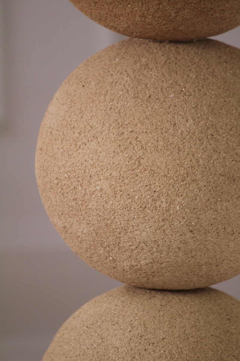 Cette table d'appoint Jupiter constituée de grès chamotte présente une texture avec des grains de sable. Chaque pièce est unique, numérotée, signée et modelée manuellement dans un grès chamotte, une argile cuite plusieurs fois entre 900 et 1400 degrés.

Grâce à la céramique, Alan Louis capture l’essence particulière de l’élégance brute et naturelle.