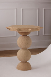 Cette table d'appoint Jupiter constituée de grès chamotte présente une texture avec des grains de sable. Chaque pièce est unique, numérotée, signée et modelée manuellement dans un grès chamotte, une argile cuite plusieurs fois entre 900 et 1400 degrés.

Grâce à la céramique, Alan Louis capture l’essence particulière de l’élégance brute et naturelle.