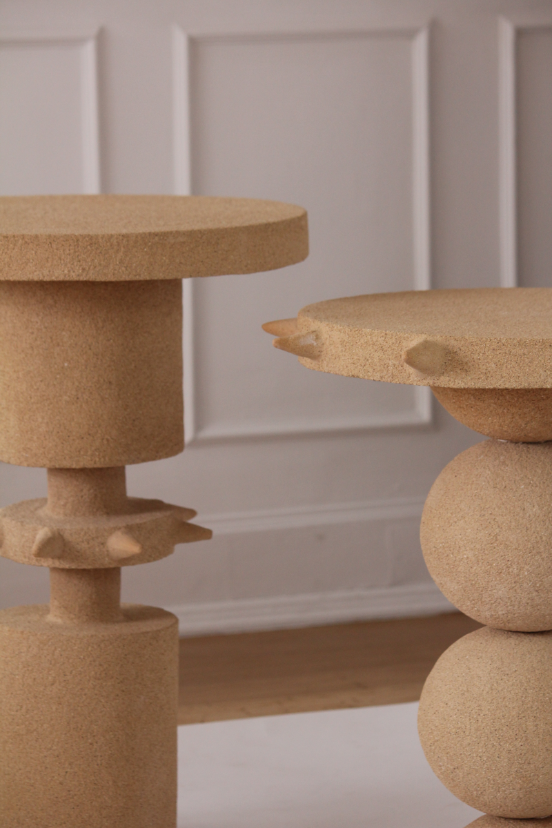 Cette table d'appoint Jupiter constituée de grès chamotte présente une texture avec des grains de sable. Chaque pièce est unique, numérotée, signée et modelée manuellement dans un grès chamotte, une argile cuite plusieurs fois entre 900 et 1400 degrés.

Grâce à la céramique, Alan Louis capture l’essence particulière de l’élégance brute et naturelle.