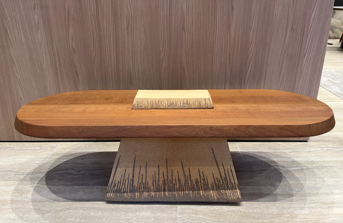 Cette table Liberdade est constituée de grès chamotte écru et possède un plateau en châtaignier massif. Chaque pièce est unique, numérotée, signée et modelée manuellement dans un grès chamotte, une argile cuite plusieurs fois entre 900 et 1400 degrés.

Grâce à la céramique, Alan Louis capture l’essence particulière de l’élégance brute et naturelle.