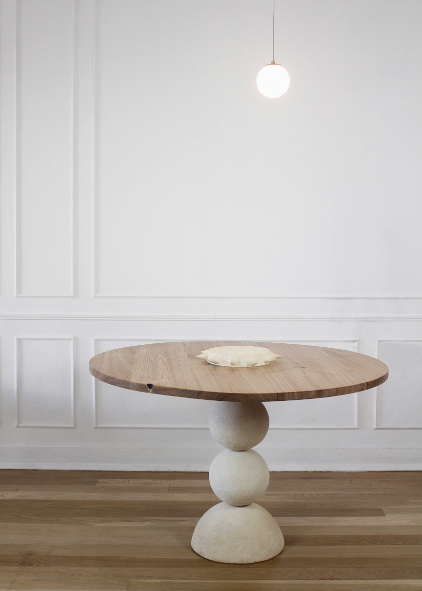 Cette table Rei est constituée de grès chamotte écru et possède un plateau en châtaignier massif. Chaque pièce est unique, numérotée, signée et modelée manuellement dans un grès chamotte, une argile cuite plusieurs fois entre 900 et 1400 degrés.

Grâce à la céramique, Alan Louis capture l’essence particulière de l’élégance brute et naturelle.