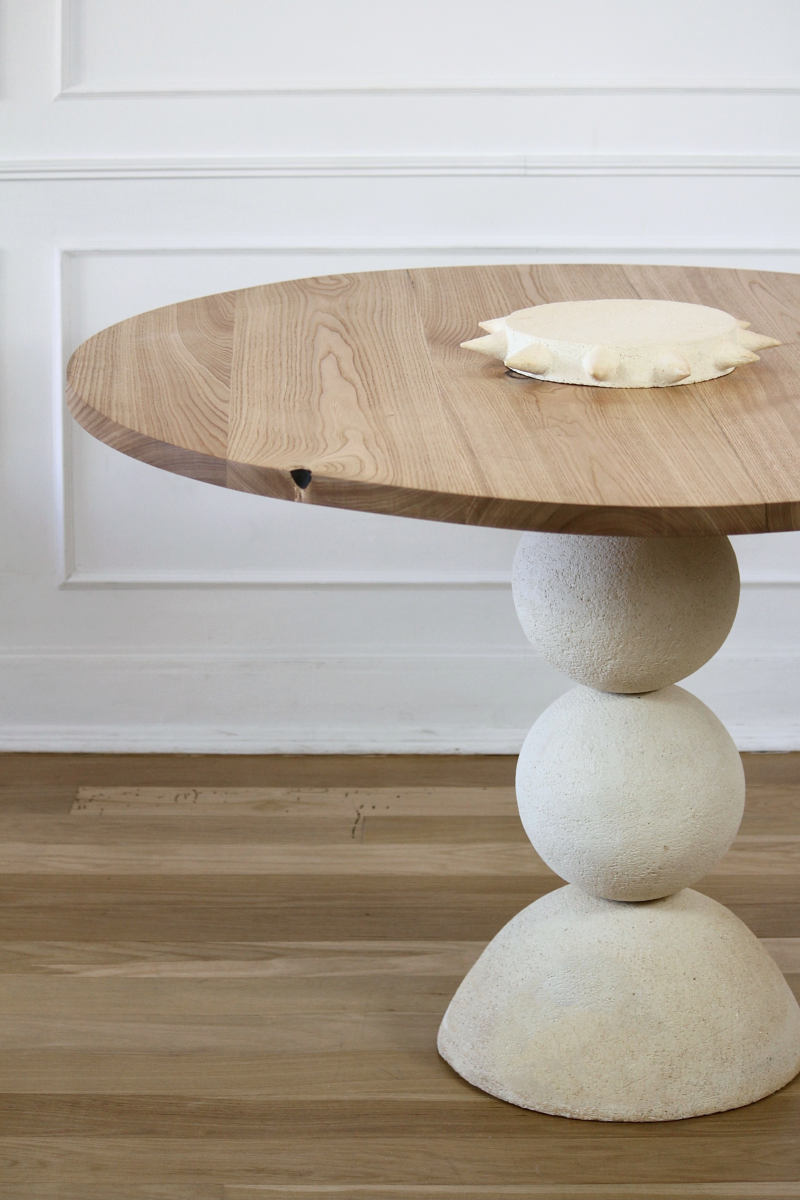 Cette table Rei est constituée de grès chamotte écru et possède un plateau en châtaignier massif. Chaque pièce est unique, numérotée, signée et modelée manuellement dans un grès chamotte, une argile cuite plusieurs fois entre 900 et 1400 degrés.

Grâce à la céramique, Alan Louis capture l’essence particulière de l’élégance brute et naturelle.