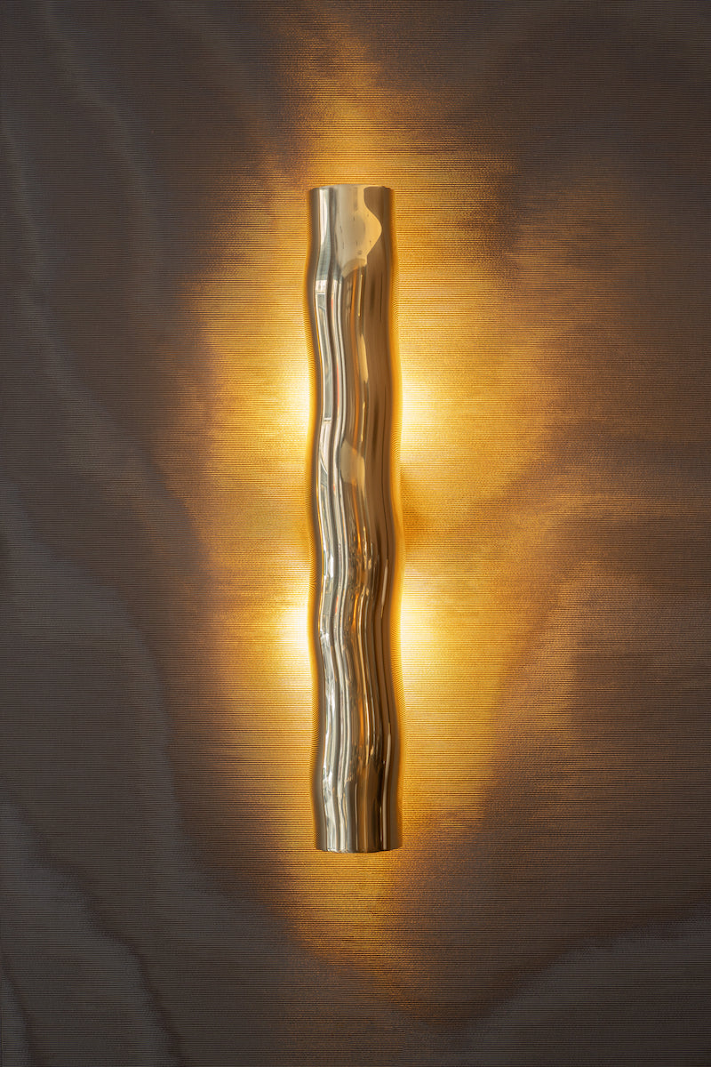 Applique Alma en laiton poli miroir, non verni. Une présence murale, à la frontière de l’objet et de la lumière, où la matière capte, diffuse et transforme les reflets environnants.

Chaque pièce révèle une vibration subtile, évoluant au rythme de son environnement.

Déclinable en dimensions et finitions, Alma s’adapte à chaque espace et à chaque intention.