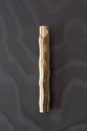 Applique Alma en laiton poli miroir, non verni. Une présence murale, à la frontière de l’objet et de la lumière, où la matière capte, diffuse et transforme les reflets environnants.

Chaque pièce révèle une vibration subtile, évoluant au rythme de son environnement.

Déclinable en dimensions et finitions, Alma s’adapte à chaque espace et à chaque intention.