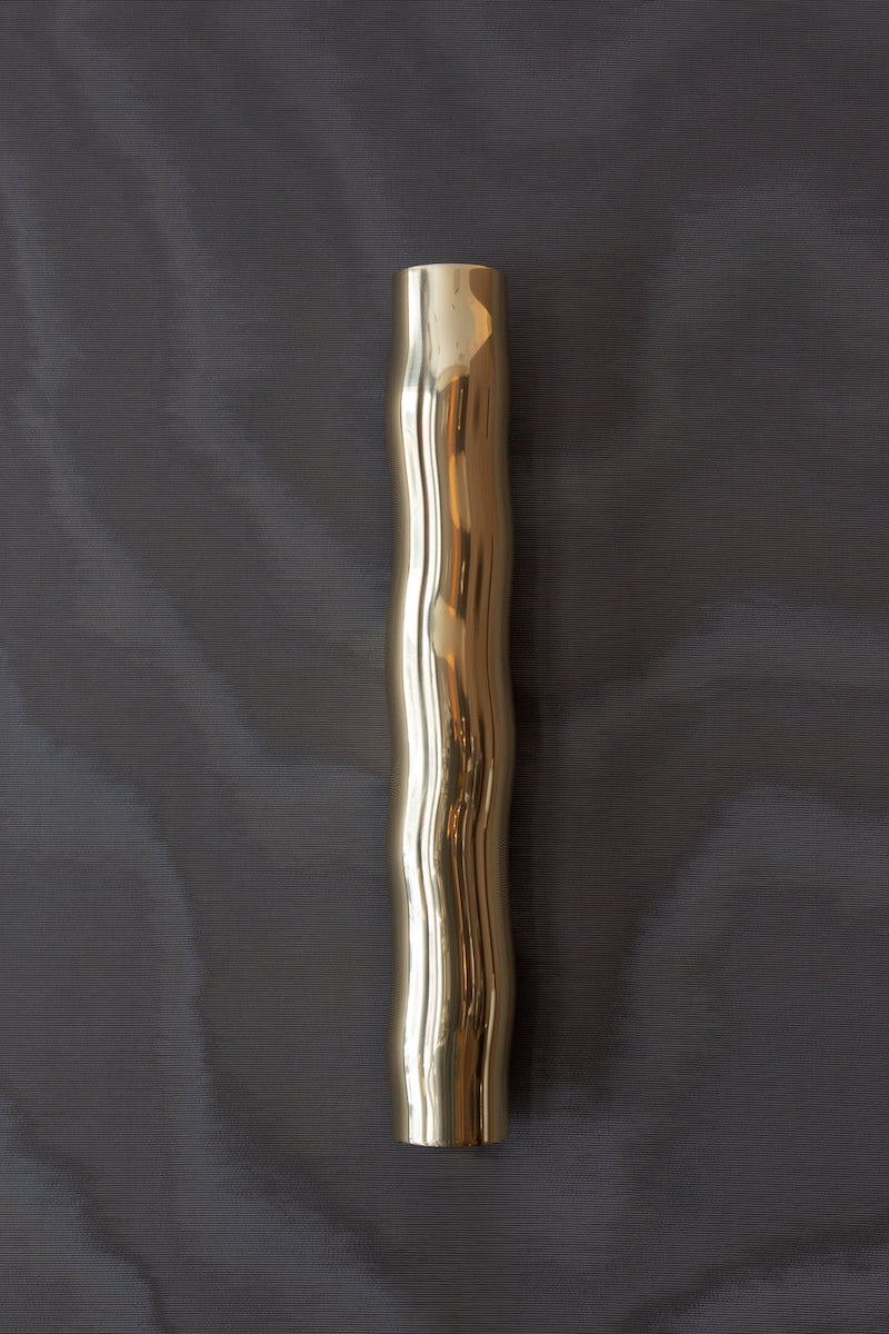 Applique Alma en laiton poli miroir, non verni. Une présence murale, à la frontière de l’objet et de la lumière, où la matière capte, diffuse et transforme les reflets environnants.

Chaque pièce révèle une vibration subtile, évoluant au rythme de son environnement.

Déclinable en dimensions et finitions, Alma s’adapte à chaque espace et à chaque intention.