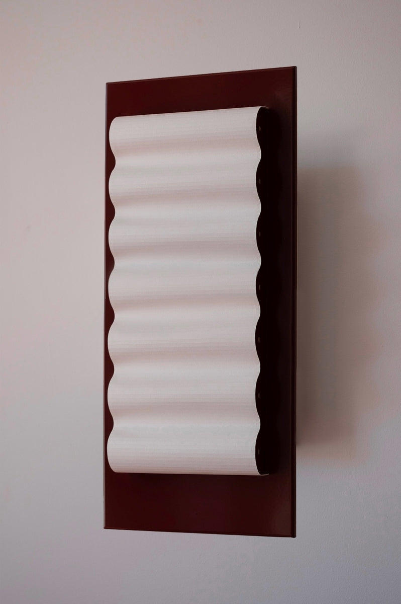 Les appliques Frame Alu Brun de Violaine d'Harcourt sont fabriquées à la main au Portugal, en aluminium laqué brun-rouge et papier.

Dotées d'un design minimaliste et rendant un subtil hommage à l'architecture moderne, les appliques murales Frame sont réalisées avec des matériaux contrastés qui rehaussent le toucher doux d'une vague de papier.