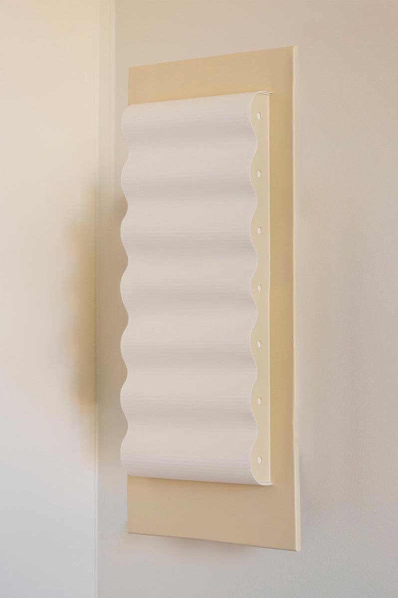 Les appliques Frame Acier laqué de Violaine d'Harcourt sont fabriquées à la main au Portugal, en acier laqué blanc cassé et en papier.

Dotées d'un design minimaliste et rendant un subtil hommage à l'architecture moderne, les appliques murales Frame sont réalisées avec des matériaux contrastés qui rehaussent le toucher doux d'une vague de papier.
