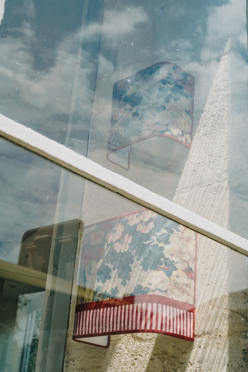 Ajoutez une touche d'élégance florale à votre intérieur avec l'applique murale HARLOW à motifs fleurs. Conçue pour illuminer vos espaces tout en apportant une note de fraîcheur, cette applique est l'accessoire idéal pour toute pièce de la maison.
Elle diffuse une lumière douce et chaleureuse.

Cette applique est le fruit d'une collaboration entre Caroline Andréoni La Maison et My Leone. Elle existe en 2 tailles et en 2 versions différentes : full Harlow et Harlow avec tissu à rayures blanche et rouge.