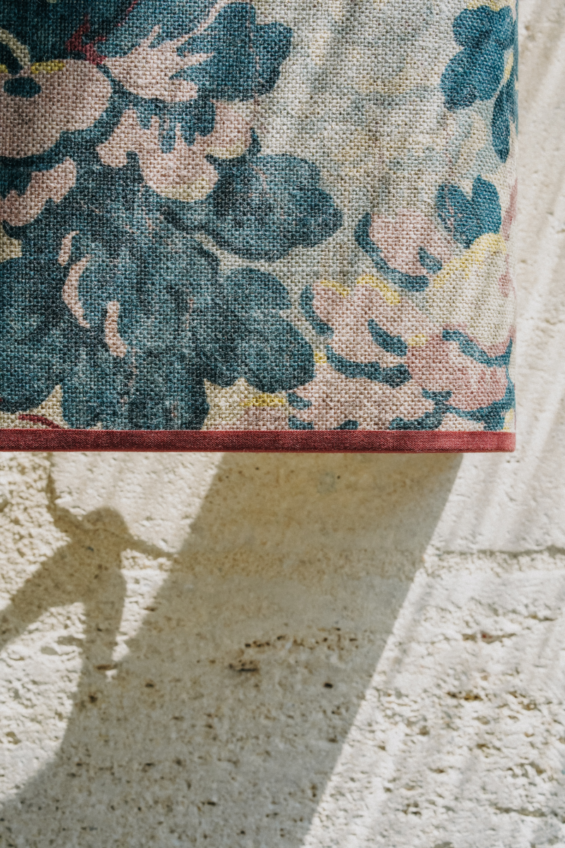 Ajoutez une touche d'élégance florale à votre intérieur avec l'applique murale HARLOW à motifs fleurs. Conçue pour illuminer vos espaces tout en apportant une note de fraîcheur, cette applique est l'accessoire idéal pour toute pièce de la maison.
Elle diffuse une lumière douce et chaleureuse.

Cette applique est le fruit d'une collaboration entre Caroline Andréoni La Maison et My Leone. Elle existe en 2 tailles et en 2 versions différentes : Harlow et Harlow avec tissu à rayures blanche et rouge.