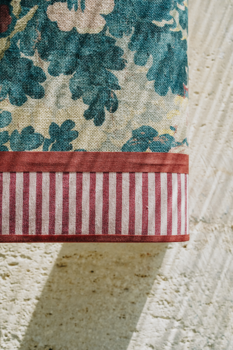 Ajoutez une touche d'élégance florale à votre intérieur avec l'applique murale HARLOW à motifs fleurs. Conçue pour illuminer vos espaces tout en apportant une note de fraîcheur, cette applique est l'accessoire idéal pour toute pièce de la maison.
Elle diffuse une lumière douce et chaleureuse.

Cette applique est le fruit d'une collaboration entre Caroline Andréoni La Maison et My Leone. Elle existe en 2 tailles et en 2 versions différentes : Harlow et Harlow avec tissu à rayures blanche et rouge.