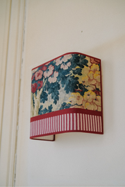 Applique Harlow Grand format en tissu floral, créée par My Leone x Caroline Andréoni. Fabriquée à la main en Bretagne par Marine et sa mère, artisan d’art. Diffuse une lumière douce et florale.