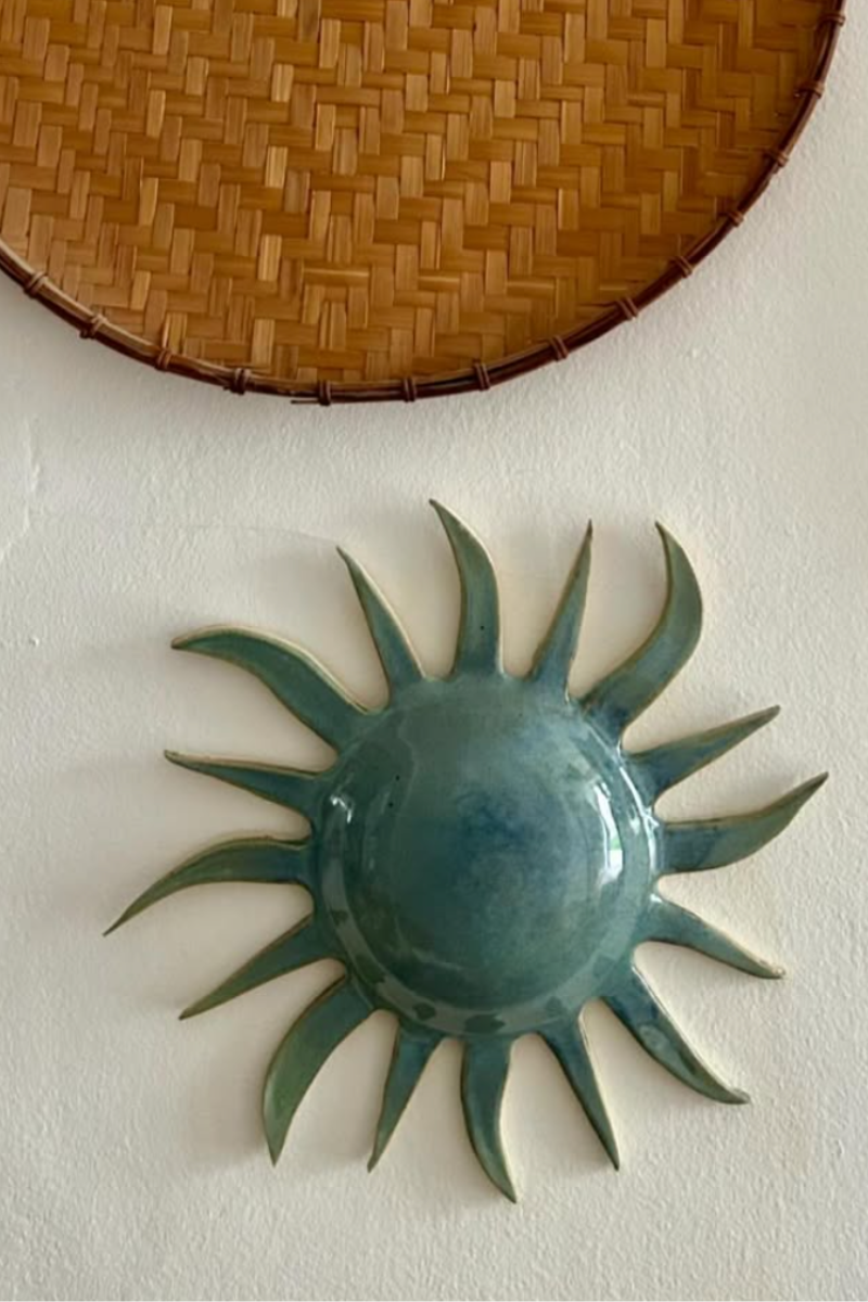 L'applique Hélios est entièrement réalisée à la main par Isabelle Carcy dans son atelier Maison Paradis en méditerranée. La mer Méditerranée, sa faune et sa flore constituent la principale source d’inspiration du travail d’Isabelle à mi-chemin entre la sculpture et la pièce décorative, Il émane une grande poésie dans son travail.

Ici, c'est le soleil de méditerranée présenté en ocre. Un grand soin a été apporté à la confection de cette applique.