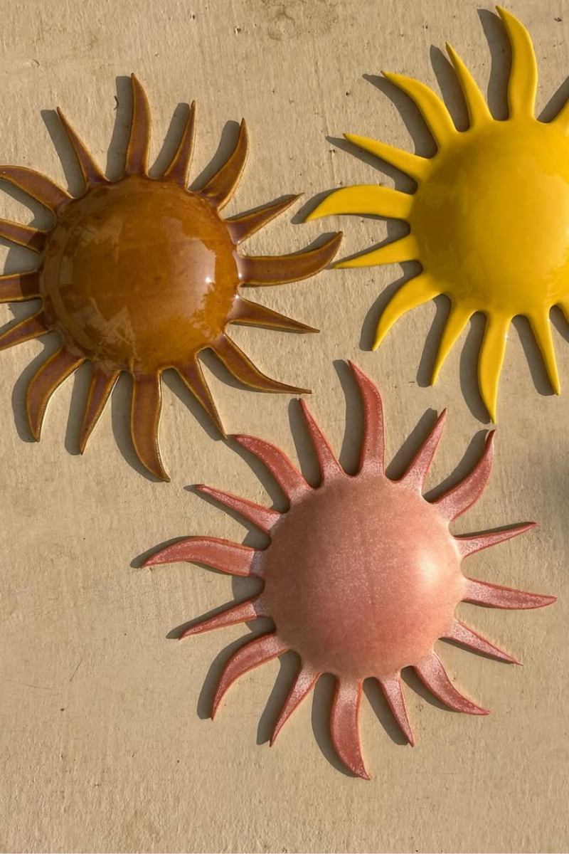 L'applique Hélios est entièrement réalisée à la main par Isabelle Carcy dans son atelier Maison Paradis en méditerranée. La mer Méditerranée, sa faune et sa flore constituent la principale source d’inspiration du travail d’Isabelle à mi-chemin entre la sculpture et la pièce décorative, Il émane une grande poésie dans son travail.

Disponible en plusieurs coloris. 