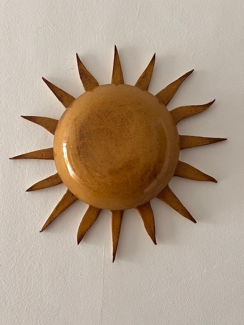 L'applique Hélios est entièrement réalisée à la main par Isabelle Carcy dans son atelier Maison Paradis en méditerranée. La mer Méditerranée, sa faune et sa flore constituent la principale source d’inspiration du travail d’Isabelle à mi-chemin entre la sculpture et la pièce décorative, Il émane une grande poésie dans son travail.

Ici, c'est le soleil de méditerranée présenté en ocre. Un grand soin a été apporté à la confection de cette applique.