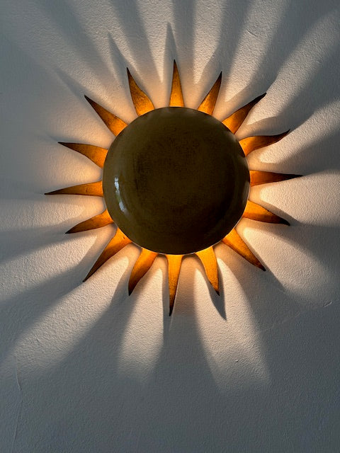 L'applique Hélios est entièrement réalisée à la main par Isabelle Carcy dans son atelier Maison Paradis en méditerranée. La mer Méditerranée, sa faune et sa flore constituent la principale source d’inspiration du travail d’Isabelle à mi-chemin entre la sculpture et la pièce décorative, Il émane une grande poésie dans son travail.

Ici, c'est le soleil de méditerranée présenté en ocre. Un grand soin a été apporté à la confection de cette applique.